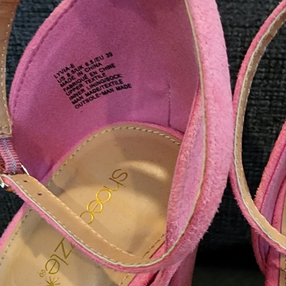 ((WIDE))Barbie pink ankle strap fuax suede chunk heel. - Picture 3 of 3